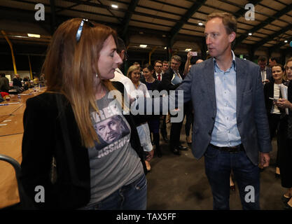 Independents 4 ändern Kandidat Clare Daly und Fianna Fail Kandidat Barry Andrews während der Zählung des Dubliner Wahlkreis für die Wahlen zum Europäischen Parlament an der RDS in Dublin. Stockfoto