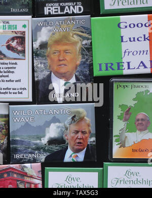 Donald Trump Kühlschrank Magnete zum Verkauf in Erwartung seines Besuchs in Irland in der nächsten Woche. Stockfoto