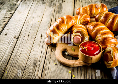 Brezel gewickelt Hot Dogs mit Würstchen mit Ketchup Sauce, dunklen Hintergrund Kopie Raum Stockfoto