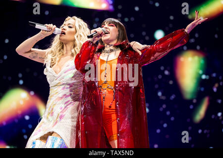 Rita ora und Charli XCX treten am 24. Mai 2019 in der O2 Arena auf Stockfoto