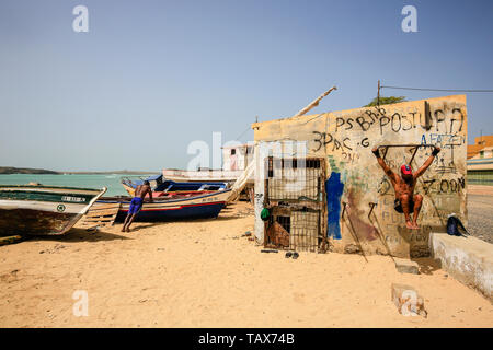 24.02.2019, Sal Rei, Boa Vista Kapverden - Lokale Männer Training im Freien, Fitnessraum, Fischerboote am Strand Praia Diante. 00 X 190224 D120C Stockfoto