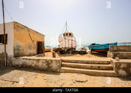 24.02.2019, Sal Rei, Boa Vista Kapverden - Fischerboote auf dem Praia Diante Strand. 00 X 190224 D 167 CAROEX.JPG [MODEL RELEASE: NICHT APPLICABL Stockfoto