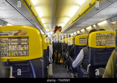 Flughafen Caselle, Provinz Turin, Region Piemont, Italien. 14. Juni 2018. Innenansicht des Ryanair Flug nach London Stansted Flughafen. Passagiere befördert. Stockfoto