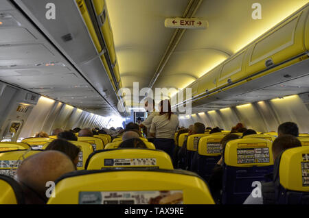 Flughafen Caselle, Provinz Turin, Region Piemont, Italien. 14. Juni 2018. Innenansicht des Ryanair Flug nach London Stansted Flughafen. Passagiere befördert. Stockfoto