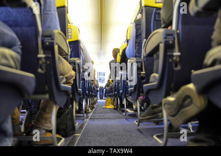 Flughafen Caselle, Provinz Turin, Region Piemont, Italien. 14. Juni 2018. Innenansicht des Ryanair Flug nach London Stansted Flughafen. Passagiere befördert. Stockfoto