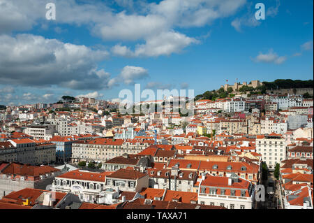 11.06.2018, Lissabon, Portugal - Aussicht auf das historische Zentrum Baixa der portugiesischen Hauptstadt mit dem Castelo de Sao Jorge im Hintergrund. 0 SL 180 Stockfoto