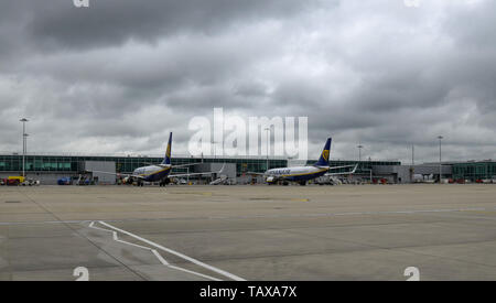 Flughafen Stansted, Großbritannien. Juni 14, 2018. Zwei Ryanair Flugzeug für die Betankung und Wartung geparkt, Himmel, Regen mit einer Decke o droht. Stockfoto