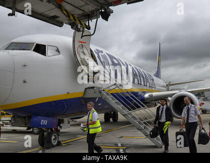 Flughafen Stansted, Großbritannien. Juni 14, 2018. Nach der Landung des Ryanair Flugzeuge, nachdem die Passagiere erhalten, selbst der Pilot und der Co-pil Stockfoto