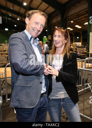 Independents 4 ändern Kandidat Clare Daly und Barry Andrews von Fianna Fail gelten als Dublin Wahlkreis der Europawahlen am RDS gewählt. Stockfoto