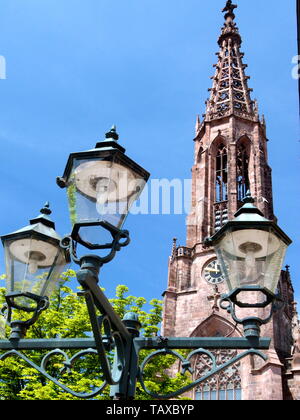 Die neugotische Kirche Gebäude mit Straßenlaterne im Vordergrund in Süddeutschland Stockfoto