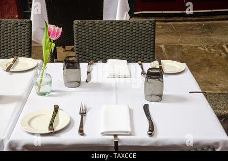 Einen Tisch in einem Restaurant, mit Platz Einstellungen bereit Kunden gelegt. Stockfoto