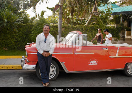 Havanna, Kuba. Mai 2007. Ein Taxifahrer mit seinem Oldtimer können Sie, wo Sie gehen möchten. Stockfoto