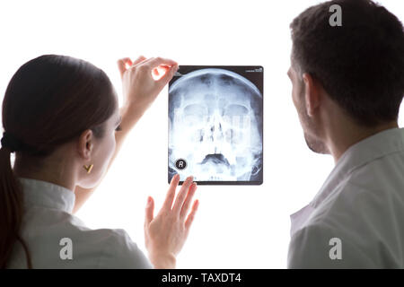 Zwei Ärzte diskutieren Patienten Röntgen- und MRT-Scans, Wirbelsäule Röntgenstrahlen Stockfoto