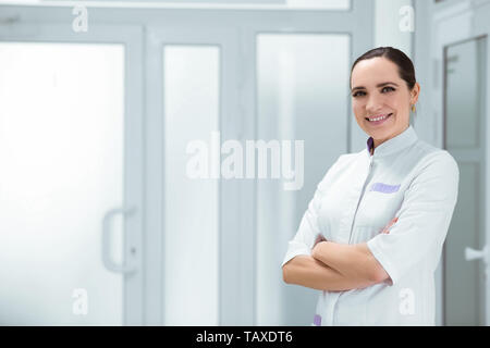 Porträt Lächeln, Arzt, Krankenhaus, Korridor Stockfoto