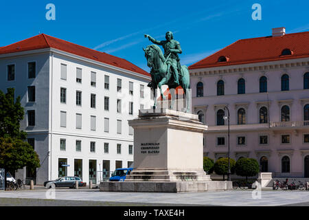 Wittelsbacherplatz, München, Deutschland, mit einer Statue von König Maximilian I. von Bayern Stockfoto