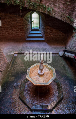 Italien, Mailand, Sforza Schloss: Ansicht der Cortile Della Fontana, den Fountain Court, kleinen Innenhof in dem Museum für Alte Kunst Stockfoto