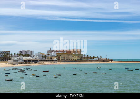 Cadiz City Beach/Cadiz Stadtstrand, Blick in die Bucht von Cadiz und Stadt. Blick auf die Bucht von Cadiz. Stockfoto