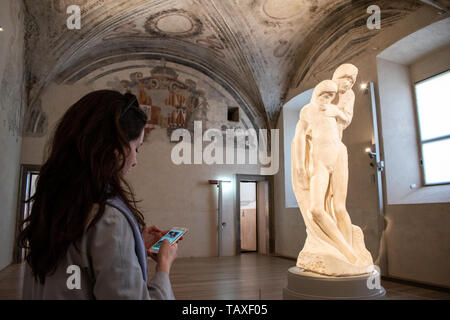 Sforza Schloss, Museum, Mailand: Frau vor der Pietà Rondanini, Skulptur, die Michelangelo arbeitete von 1552 bis zu seinem Tod im Jahr 1564 Stockfoto