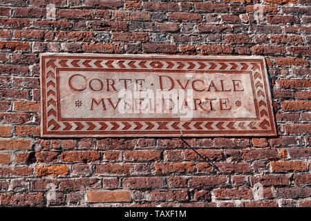 Mailand: das Zeichen Corte Ducale Musei d'Arte (herzoglichen Hof, Museen der Kunst) im Turm Torre del Filarete des Castello Sforzesco, das Schloss Sforza Stockfoto
