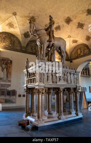 Mailand, Museum für antike Kunst, Schloss Sforza: Reiterdenkmal zu Bernabò Visconti, Marmorstatue von Bonino da Campione oberhalb des Herrn Sarkophag Stockfoto