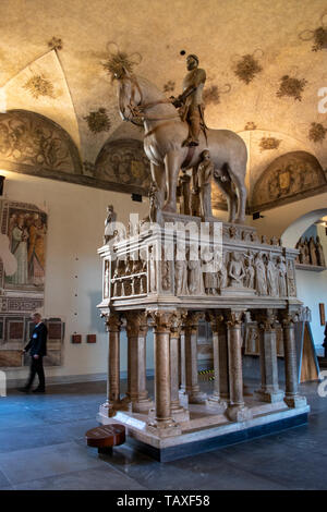 Mailand, Museum für antike Kunst, Schloss Sforza: Reiterdenkmal zu Bernabò Visconti, Marmorstatue von Bonino da Campione oberhalb des Herrn Sarkophag Stockfoto