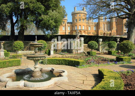 Schloss Belvoir, Leicestershire. Belvoir Castle, Sitz der Herzöge von Rutland, von Dieses stattliche Haus Rosengarten im Frühjahr, England gesehen, Großbritannien Stockfoto