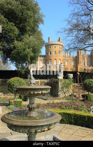 Schloss Belvoir, Leicestershire. Belvoir Castle, Sitz der Herzöge von Rutland, von Dieses stattliche Haus Rosengarten im Frühjahr, England gesehen, Großbritannien Stockfoto