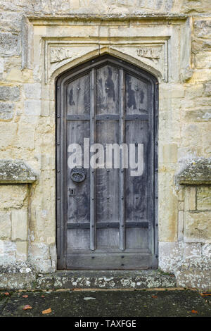 Alten gewölbten Holztür am Eingang zu einem alten mittelalterlichen Kirche in England Stockfoto