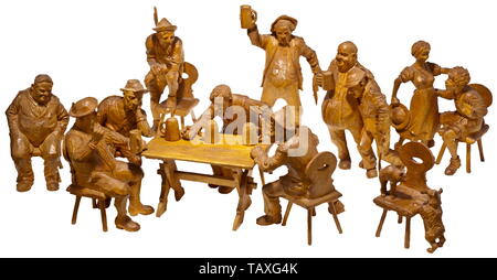 Ein Adolf Hitler - in Verbindung stehende Gruppe von Holzfiguren - Bayerische Interpretation des politischen Zeiten - ein Geschenk von Weiß Ferdl, die hölzernen Figuren kunstvoll Handgeschnitzt, vermutlich von einem Holzschnitzer aus Oberammergau. Um den Tisch insgesamt zehn Figuren sitzen oder stehen, mit einigen Accessoires. In der Mitte der Gruppe ist ein Mann, knallt mit der Faust auf den Tisch, die uns daran erinnert durch seine Konstitution der Reichskanzler. Die umstehenden erinnern an seine Partei Anhänger. Weiß Ferdl selbst ist erkennbar, wie eine der Figuren. Höhe 18 - 27 cm. Die Zahlen wurden von der Po, Editorial-Use - Nur Stockfoto