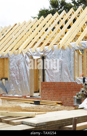 Neubau Bau mit moderner Holzrahmen- und Isolierung mit einem Ziegelstein Außenwand Stockfoto