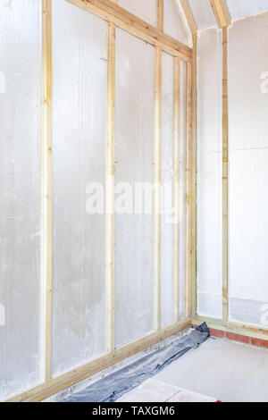 Moderne Holzhausbau mit starren Dämmplatten Stockfoto