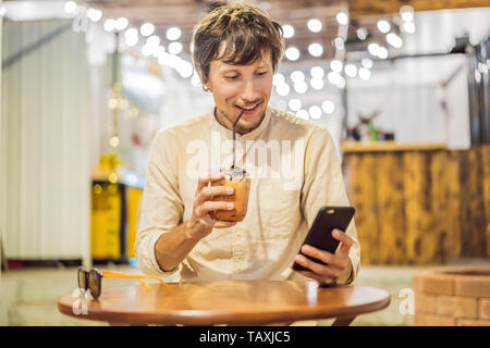 Mann trinken kalten Bubble Tea in Cafe Stockfoto