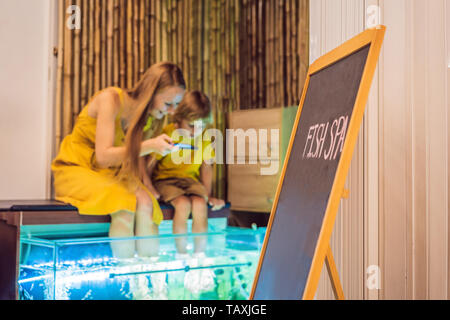 Mutter und Sohn am Fish Spa Stockfoto