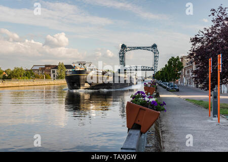 Willebroek, Belgien - 27. Mai 2019: Großes Binnenschiff Segeln unter den berühmten Bügeleisen zugbrücke von Willebroek Stockfoto