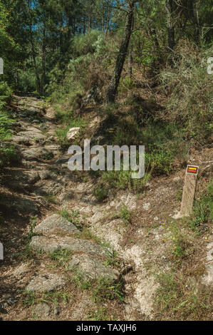 Kleine Pol auf Schmutz weg den richtigen Weg durch felsiges Gelände an der Serra da Estrela zu markieren. Das höchste Gebirge auf dem portugiesischen Festland. Stockfoto