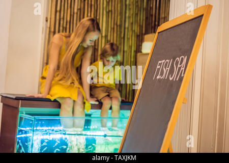 Mutter und Sohn am Fish Spa Stockfoto