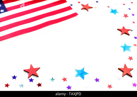 American Independence Day, Feier, Patriotismus und Feiertage Konzept - Rot und Blau Papier Sterne Konfetti und Flag am amerikanischen Unabhängigkeitstag teil Stockfoto