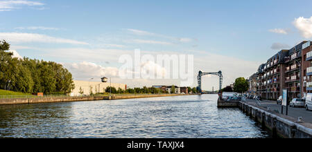 Willebroek, Belgien - 27. Mai 2019: Panoramablick auf das Bügeleisen Zugbrücke über den Brussels-Scheldt Kanal in Willebroek Stockfoto