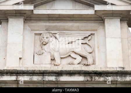 Bergamo, Italien. Der Löwe von San Marco in Porta San Giacomo, ein geflügelter Löwe Holding eine Bibel Symbol der Stadt Venedig und die Venezianische Republik Stockfoto