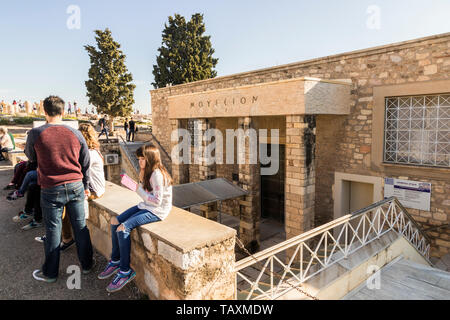 Athen, Griechenland. Eingang zum alten Akropolis Museum, jetzt leer Stockfoto