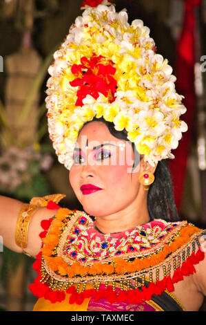 UBUD, BALI, Indonesien - Februar Circa, 2019. Traditioneller Tanz Legong und Barong ist durch lokale professionelle Schauspieler durch Frau durchgeführt. Sehr schönes Kleid Stockfoto