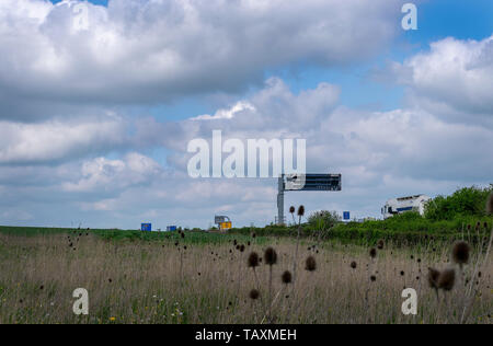 Ein Blick auf die M40, Oxfordshire, England, UK in der Nähe der Ausfahrt 9. Foto aus einem Feld berücksichtigt neben der Autobahn Stockfoto