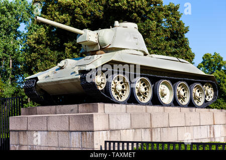 Sowjetische T34 Panzer aus dem Zweiten Weltkrieg in Berlin, Deutschland. In der Nähe des sowjetischen Ehrenmals. Stockfoto