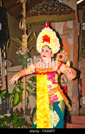 UBUD, BALI, Indonesien - Februar Circa, 2019. Traditioneller Tanz Legong und Barong ist durch lokale professionelle Schauspieler durch Frau durchgeführt. Sehr schönes Kleid Stockfoto