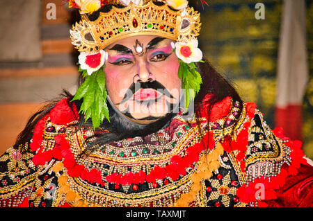 UBUD, BALI, Indonesien - Februar Circa, 2019. Portrait von jauk Tanz einen traditionellen, balinesischen Tanz, sehr schöne und anspruchsvolle bunten Anzug Stockfoto