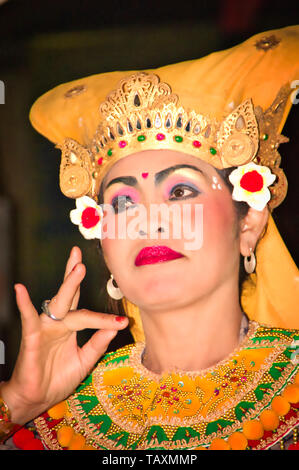 UBUD, BALI, Indonesien - Februar Circa, 2019. Traditioneller Tanz Legong und Barong ist durch lokale professionelle Schauspieler durch Frau durchgeführt. Sehr schönes Kleid Stockfoto