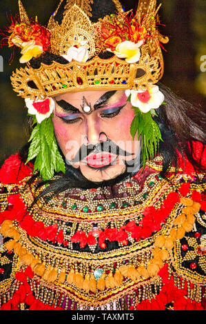 UBUD, BALI, Indonesien - Februar Circa, 2019. Portrait von jauk Tanz einen traditionellen, balinesischen Tanz, sehr schöne und anspruchsvolle bunten Anzug Stockfoto