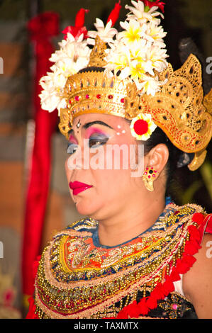 UBUD, BALI, Indonesien - Februar Circa, 2019. Traditioneller Tanz Legong und Barong ist durch lokale professionelle Schauspieler durch Frau durchgeführt. Sehr schönes Kleid Stockfoto