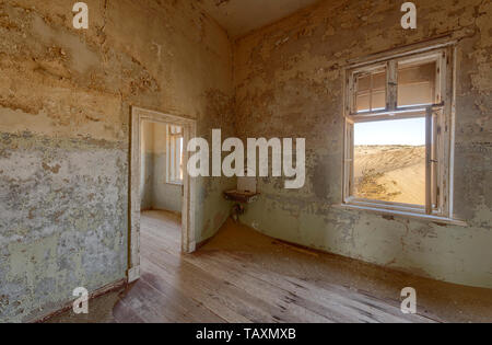 Blick aus einem Zimmer in einem verlassenen Gebäude in heißen Namibischen Wüste. Stockfoto