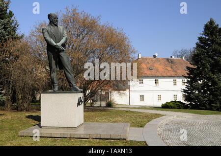 Eine Statue von Antonin Dvorak vor seinem Geburtshaus in Nelahozeves, Tschechien. (CTK-Foto/Martin Hurin) Stockfoto